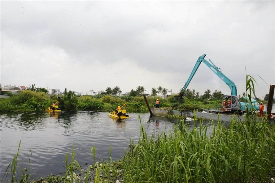 Kênh Tham Lương - Bến Cát - rạch Nước Lên dài hơn 32,7 km được chi 8.200 tỉ đồng cải tạo kênh. Ảnh: Minh Quân