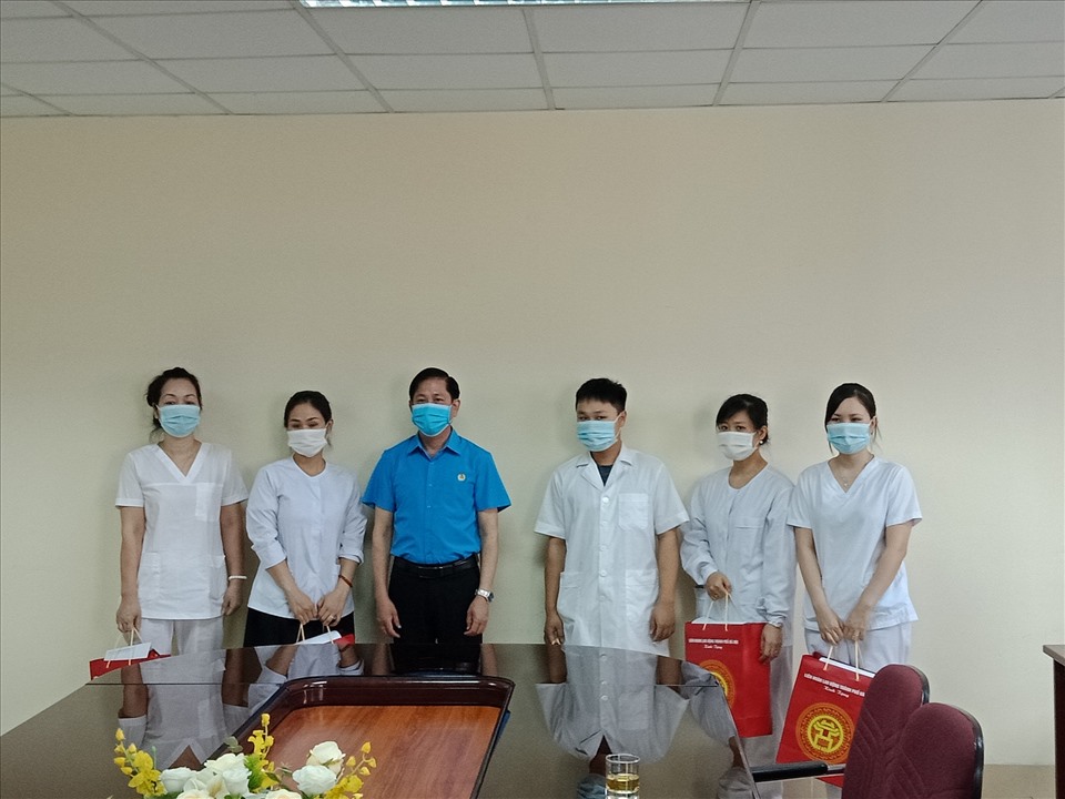 Phó Chủ tịch LĐLĐ Thành phố Hà Nội Phạm Bá Vĩnh (thứ 3 từ trái sang) tặng quà Trung tâm kiểm soát bệnh tật Hà Nội. Ảnh: Dương Ánh