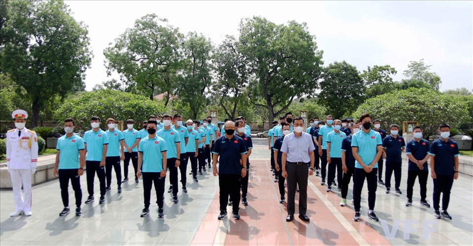 Đội tuyển Việt Nam  dâng hương tại đài tưởng niệm các Anh hùng liệt sĩ tượng đài Bắc Sơn. Ảnh: VFF