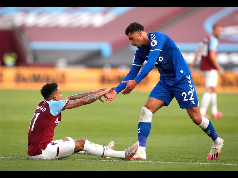 West Ham (trái) đang ở thế yếu nhất nên nhiệm vụ khó khăn nhất và không thể tự quyết định. Ảnh: AFP