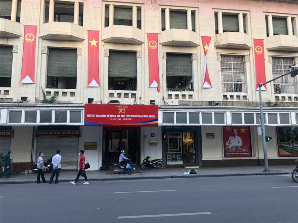 Đến 18h30 chiều ngày 14/5 trụ sở Tổng cục QLTT tại số 91 Đinh Tiên Hoàng chính thức được dỡ bỏ phong tỏa. Ảnh: Trần Túc