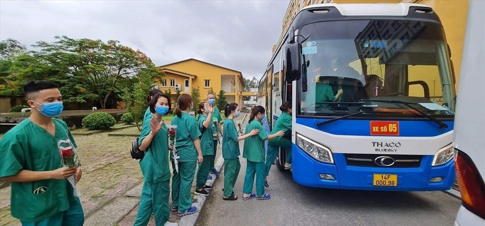 Các nhân viên y tế Quảng Ninh lên đường sang hỗ trợ tỉnh Bắc Giang. Ảnh: CTV