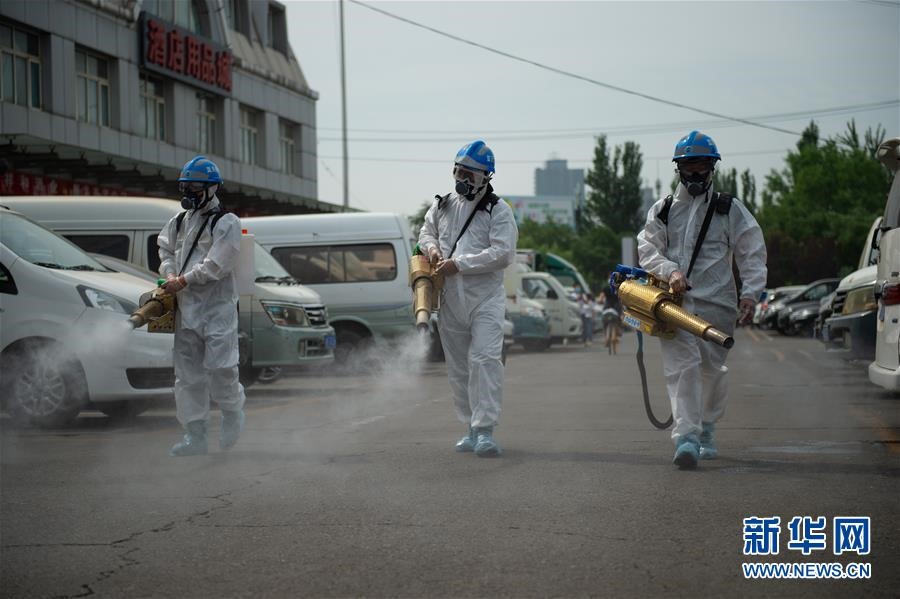 Đội ngũ y tế phun khử khuẩn trên các tuyến đường Trung Quốc, nhằm phòng chống COVID-19. Ảnh:Xinhua