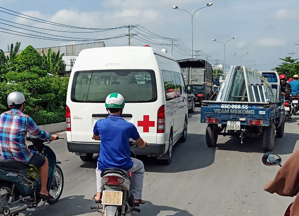 Một chiếc xe cứu thông “mắc kẹt” giữa dòng phương tiện trên đường Nguyễn Văn Linh. Ảnh: Tr.L.
