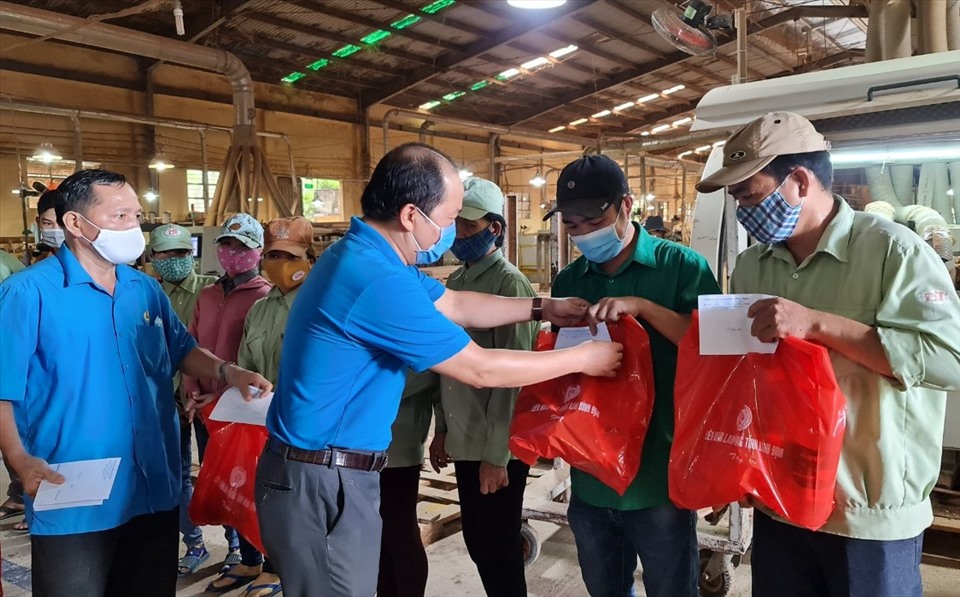 Phó chủ tịch LĐLĐ Bình Định Lê Từ Bình tặng quà cho người lao động có hoàn cảnh khó khăn