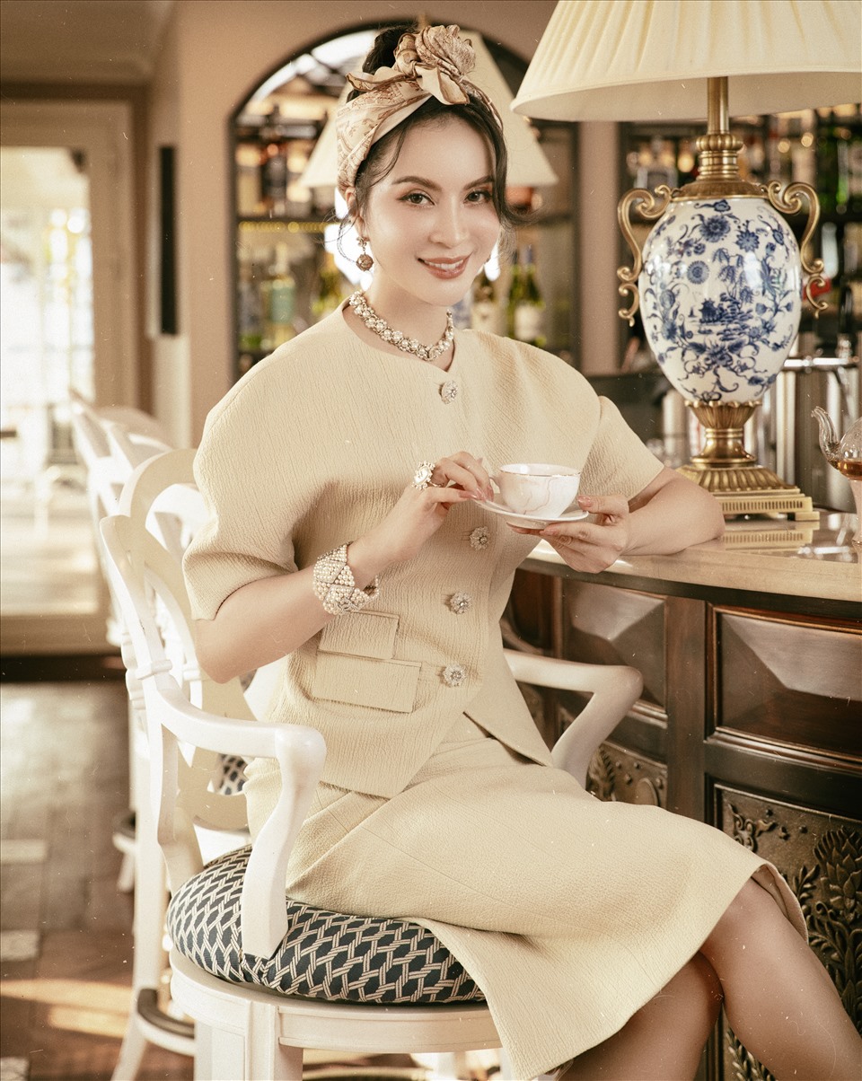Bộ suit gam màu kem kết hợp túi Chanel thể hiện gu thẩm mỹ tinh tế của Thanh Mai.