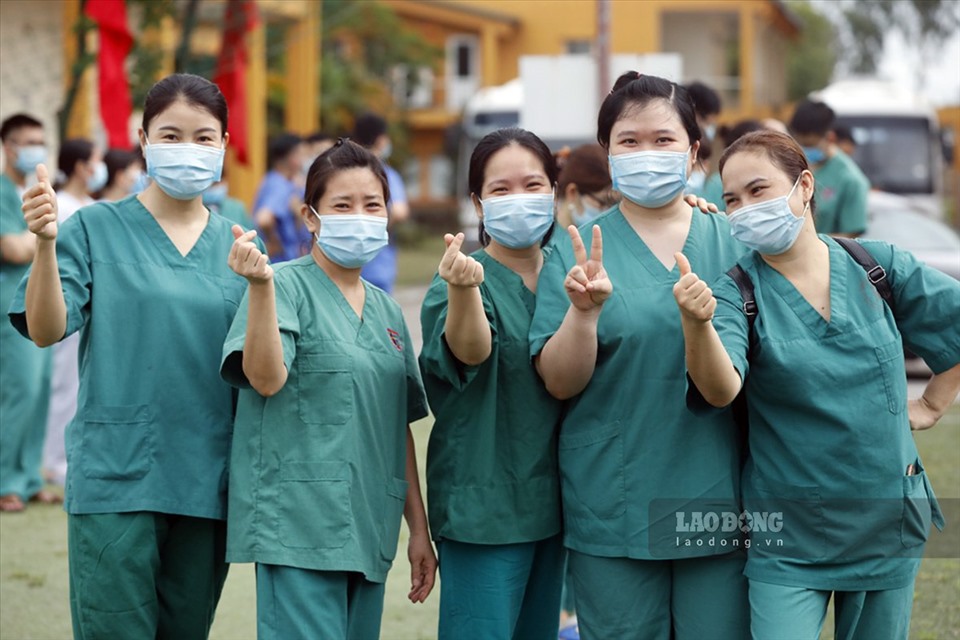 “Các nhân viên y tế Bệnh viện Việt Nam – Thụy Điển TP.Uông Bí đều không xác định thời gian chi viện là bao lâu bởi khi dịch COVID-19 còn, chúng tôi còn ở lại”. Đó là lời chia sẻ của các tình nguyện viên trước khi lên đường chống dịch.