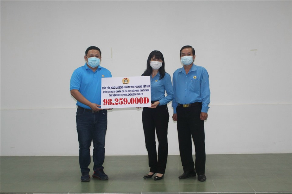 Tiếp nhận kinh phí ủng hộ do Công đoàn cơ sở Công ty TNHH Pou Hung Việt Nam trao.
