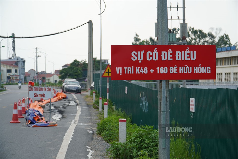Hiện nay, mặt đê Hữu Hồng, đoạn qua huyện Đan Phượng, Hà Nội, đang bị đứt gãy. Nhiều người tham gia giao thông cảm thấy lo lắng đi qua đây.