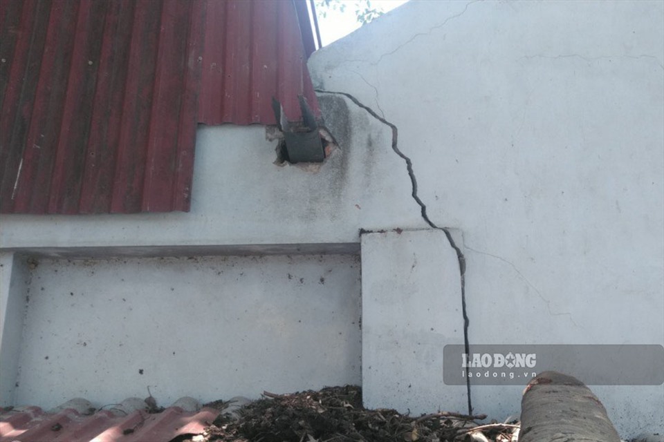 Ngoài ra, một số hộ dân ở cận kề khu vực thi công của Nhà máy nước mặt sông Hồng cũng bị rạn nứt.