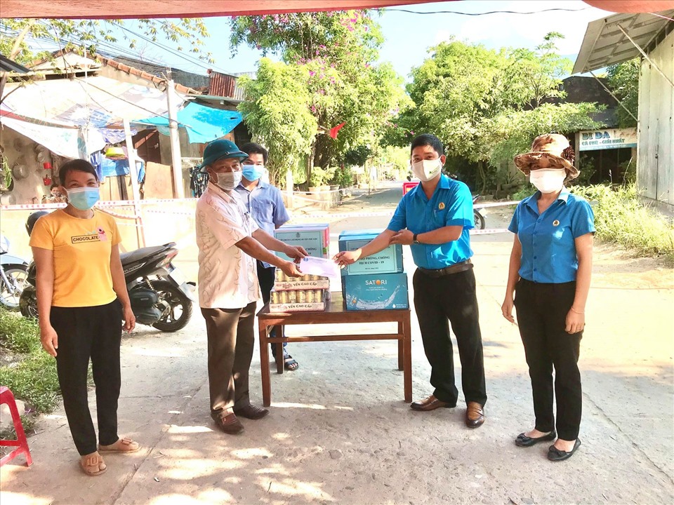 LĐLĐ huyện Phú Lộc hỗ trợ, chia sẻ khó khăn với các chốt phòng chống dịch COVID-19. Ảnh: CĐ.