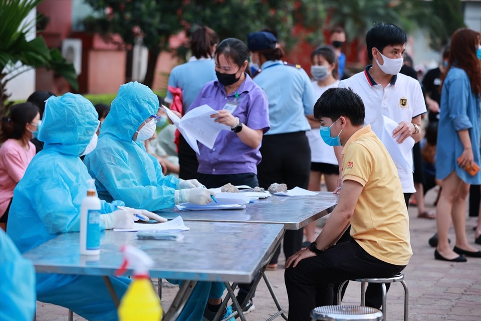 Người dân đăng ký lấy mẫu xét nghiệm COVID-19. Ảnh: Hải Nguyễn