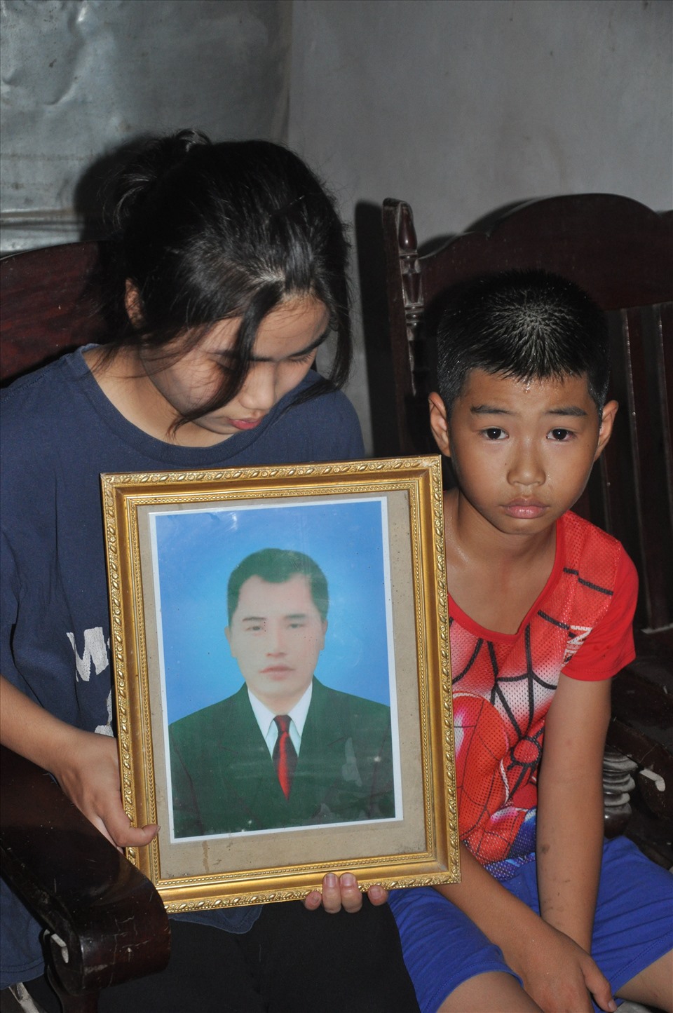 Bố mất vì tai nạn, mẹ đi lấy chồng, hai chị em cô bé Hoan, Đạt chỉ biết ôm tấm di ảnh của bố mà khóc nghẹn.