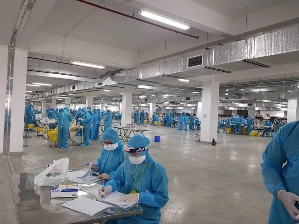 Lấy mẫu xét nghiệm COVID-119 tại khu công nghiệp Quang Châu (Việt Yên – Bắc Giang). Ảnh: Bộ Y tế