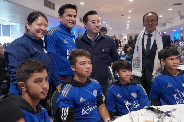 Chủ tịch của Leicester City, ông Aiyawatt (phải) từng mời Kiatisak sang Châu Âu làm việc. Ảnh: FBNV.