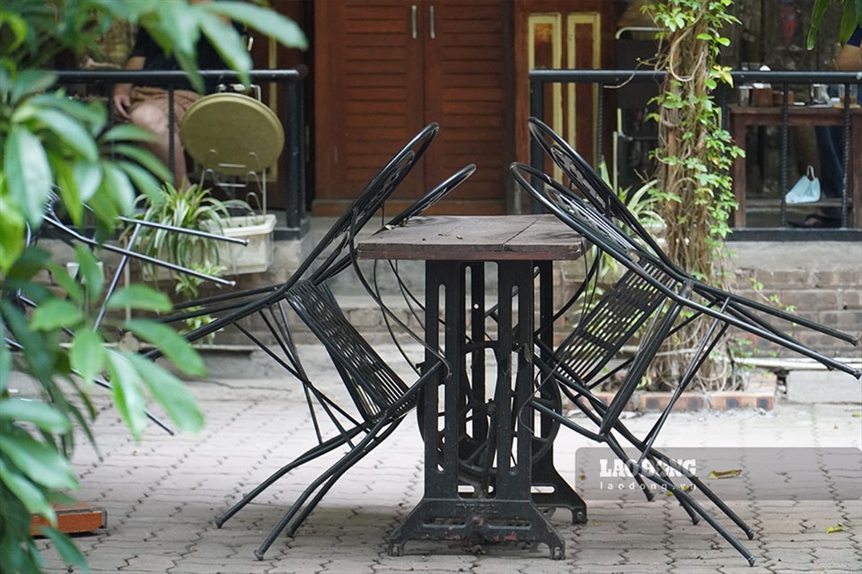 Trên đường Nguyễn Thị Định, một quán cà phê gần như dừng hoạt động hết mọi không gian bán hàng ngoài trời. Bàn ghế được xếp lại.