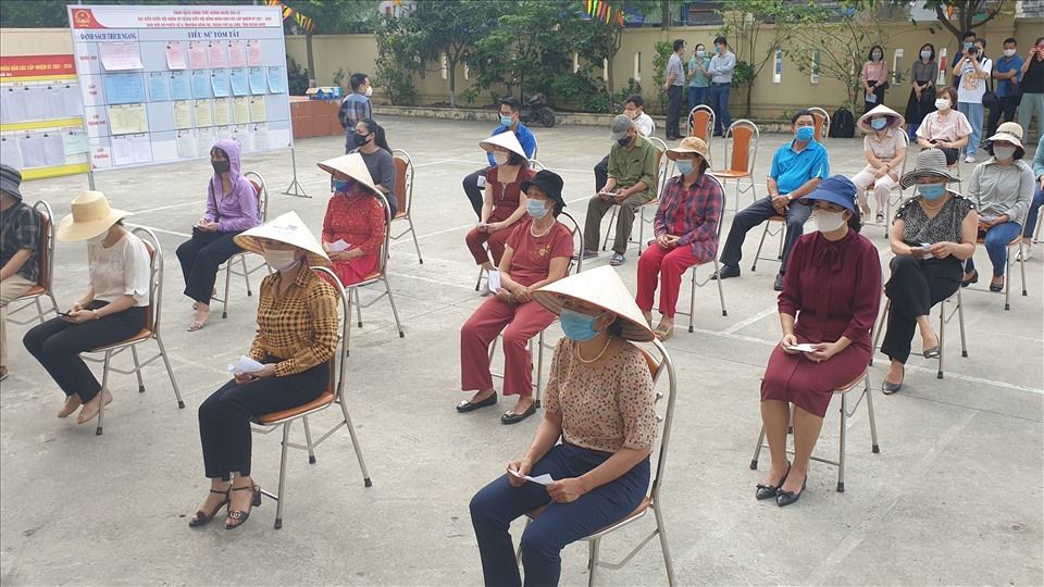 Cử tri xếp hàng đợi vào bỏ phiếu ở Nhà văn hóa Khu 6. Ảnh: Nguyễn Hùng