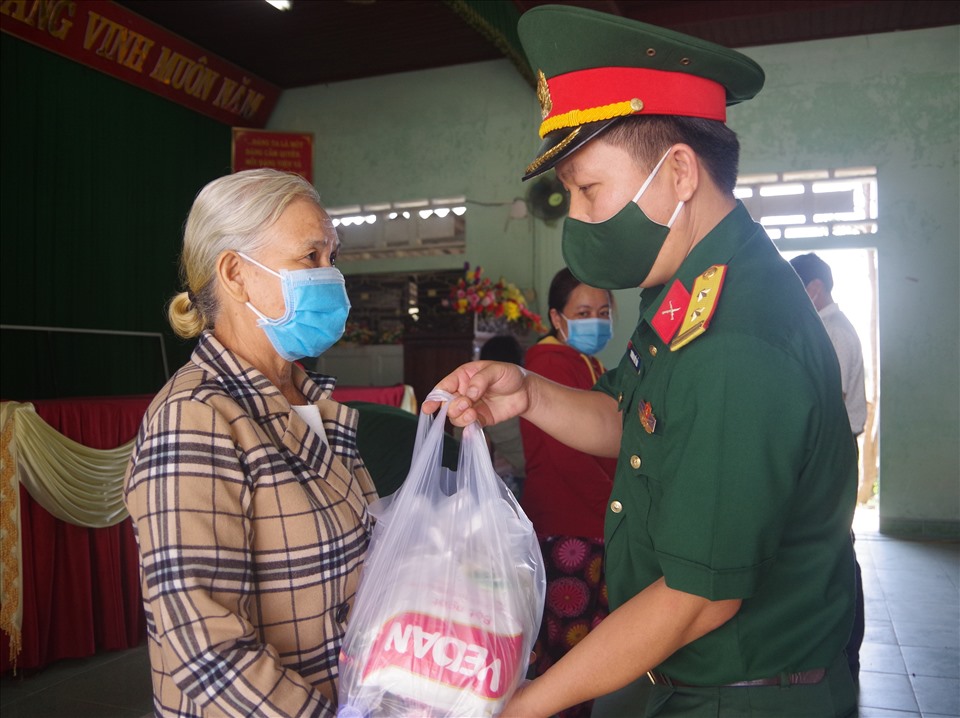 Trung tá Trương Viết Hải - Chủ nhiệm Chính trị Bộ Chỉ huy Quân sự tỉnh Thừa Thiên Huế tặng quà cho người nghèo xã Phong An. Ảnh: Lê Sáu.