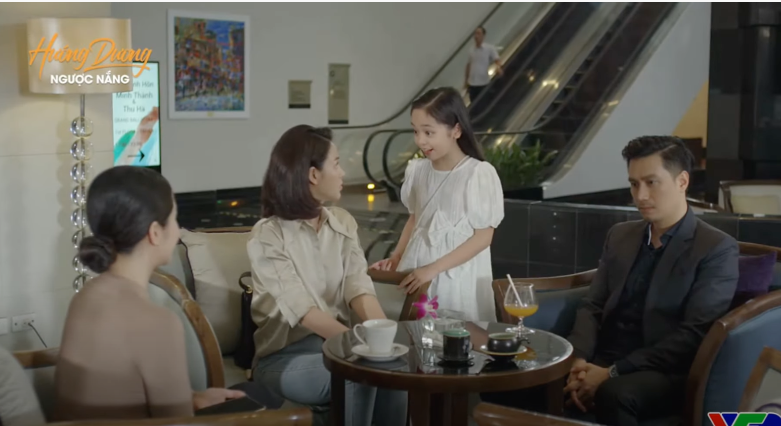 Dù đã gặp Minh nhưng cả mẹ Cami và Hoàng đều không giải thích rõ ràng với cô. Ảnh: CMH.