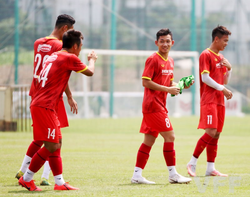 Tiền vệ Hai Long (số 8)  và  các đồng đội tại U22 Việt Nam. Ảnh: VFF