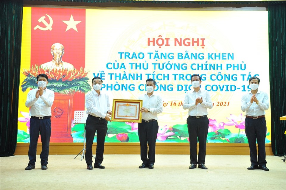 Chủ tịch UBND Thành phố Hà Nội trao Bằng khen của Thủ tướng Chính phủ cho các cá nhân. Ảnh: PV