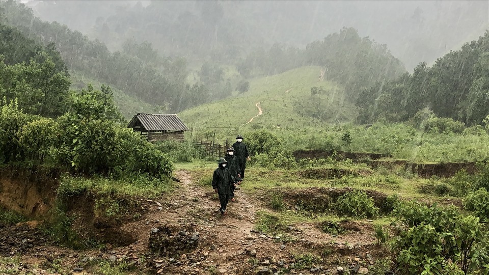 Hình ảnh các chiến sĩ bộ đội băng rừng, lội suối giữa mưa giông để tuần tra kiểm soát khiến nhiều người không khỏi xúc động cũng như cảm phục những hi sinh thầm lặng đáng trân quý của các anh.