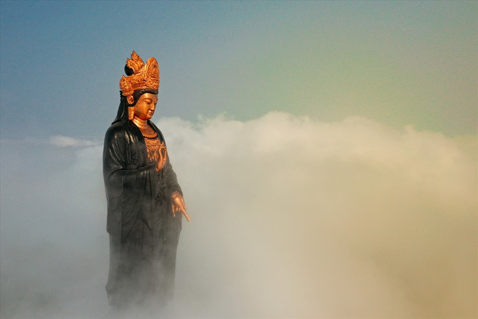 Tượng Phật Bà trên đỉnh núi Bà Đen. Ảnh Ngô Trần Hải An