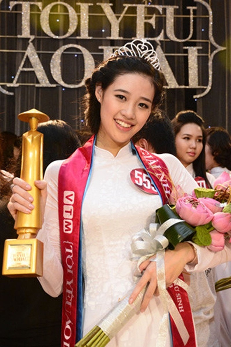 Khánh Vân bắt đầu tham gia cuộc thi nhan sắc từ năm 18 tuổi. Cô đăng quang Hoa khôi Áo dài Nữ sinh Việt Nam năm 2013. Thời điểm đó, những đường nét trên gương mặt của Khánh Vân vẫn còn nhiều nét dễ thương.