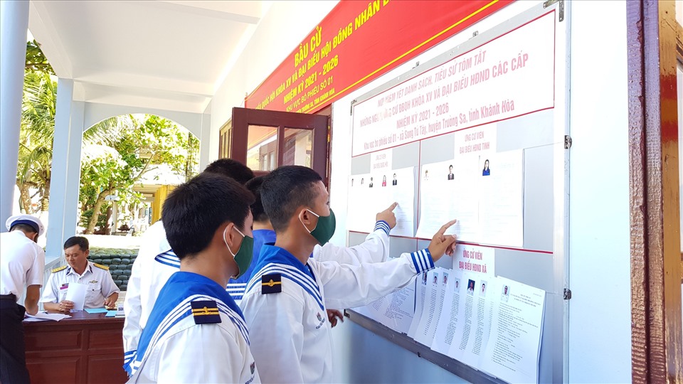Cử tri đảo Sơn Ca nghiên cứu tiểu sử các ứng cử viên trước khi bỏ phiếu. Ảnh: Nguyễn Ninh