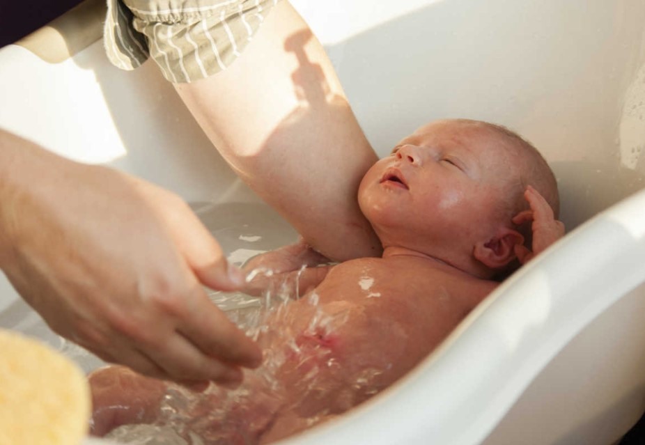 Không nên tắm cho trẻ sơ sinh trong thời gian quá lâu. Ảnh: Xinhua