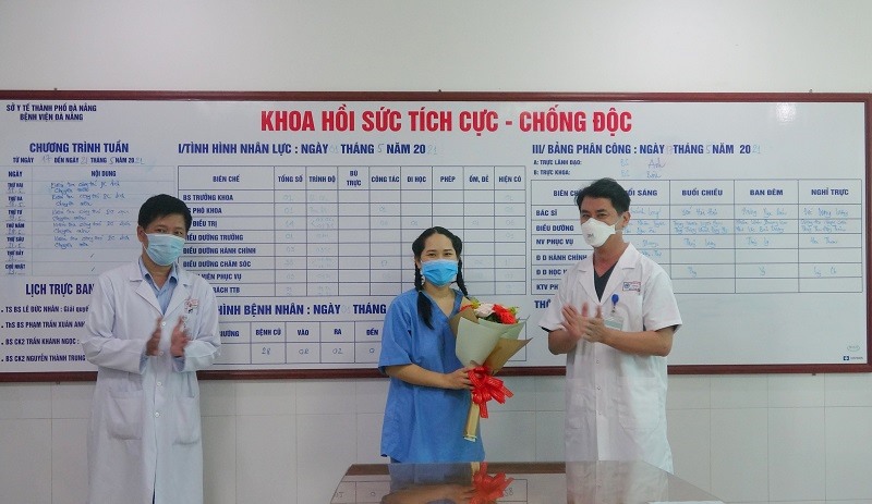 Lãnh đạo Bệnh viện Đà Nẵng tặng hoa chúc mừng nữ điều dưỡng. Ảnh: SKĐS