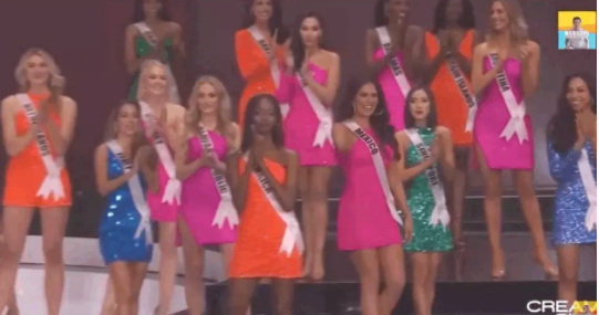 Các thí sinh xuất hiện trên sân khấu Miss Universe lần thứ 69. Ảnh: CMH.