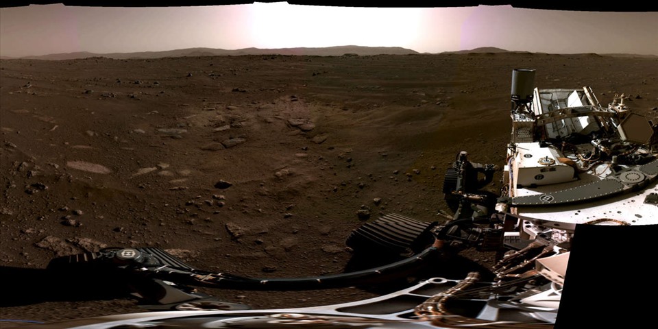 Ở Trái đất, nhóm Perseverance đã ghép sáu hình ảnh riêng lẻ được chụp bởi tàu thám hiểm trên sao Hỏa để tạo ra bức tranh toàn cảnh 360 độ này. Ảnh: NASA