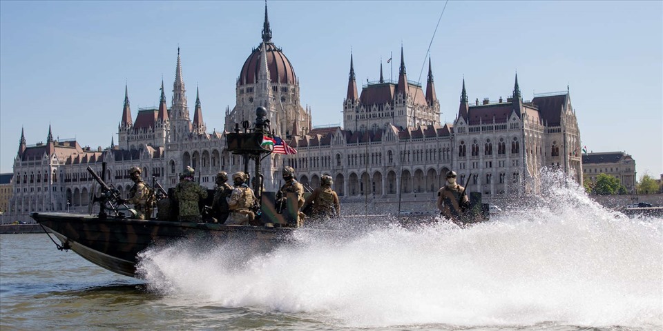 Đặc nhiệm Hải quân Mỹ và Hungary trên sông Danube ở Budapest, ngày 5.5.2021. Ảnh: SOCEUR