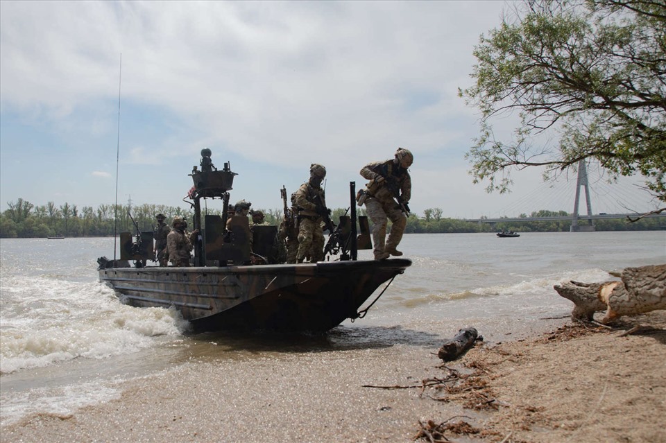 Đặc nhiệm Hải quân Mỹ và Hungary  huấn luyện trên sông Danube ngày 5.5.2021. Ảnh: Quân đội Mỹ