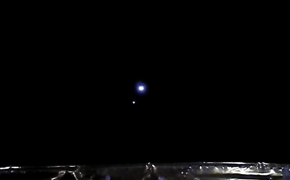 Trái đất và Mặt trăng được Hằng Nga 5 nhìn từ điểm Lagrange 1. Ảnh: CNSA