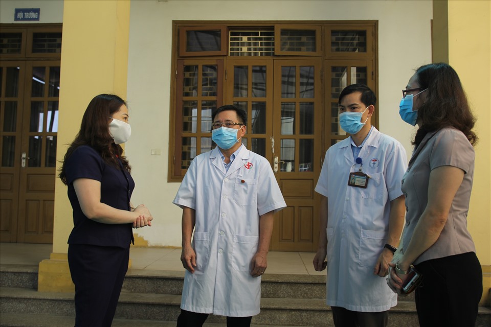 Bà Vũ Thị Hiền Hạnh - Phó Chủ tịch UBND tỉnh Yên Bái trao đổi với trưởng đoàn công tác hỗ trợ.