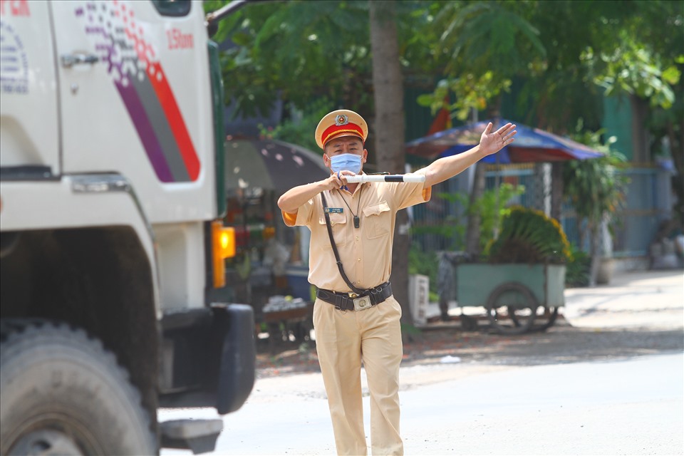 Lực lượng cảnh sát giao thông hỗ trợ phân luồng giao thông để việc kiểm tra được diễn ra suôn sẻ.