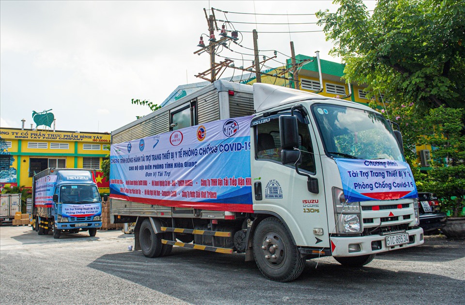 Ngay trong ngày, các trang thiết bị y tế và nhu yếu phẩm đã nhanh chóng được vận chuyển và bàn giao cho Bộ Tư lệnh BĐBP phía Nam để phân bổ đến các đơn vị BĐBP thuộc tuyến biên giới Tây Nam