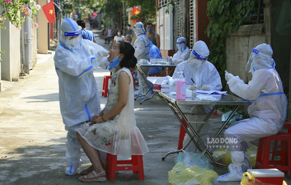Theo đó, toàn bộ người dân xã Si Pa Phìn, huyện Nậm Pồ, nơi có ổ dịch và đang phải cách ly y tế sẽ được lấy mẫu xét nghiệm để phát hiện ca dương tính với SARS-CoV-2.