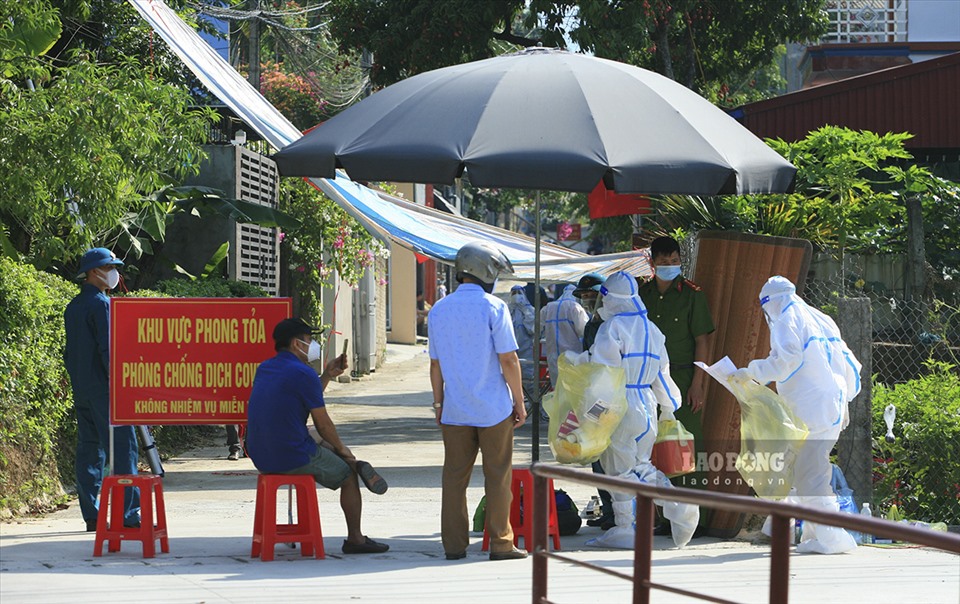Toàn bộ người dân của 20 hộ thuộc Tổ dân phố 5, Phường Him Lam, TP. Điện Biên Phủ - nơi có 2 ca COVID-19 mới được phát hiện cũng được lấy mẫu xét nghiệm.