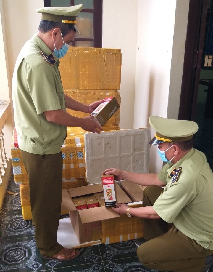 Lực lượng Quản lý thị trường kiểm tra kho rượu nhập lậu ở Bắc Ninh. Ảnh: DMS