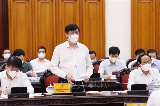 Bộ trưởng Bộ Y tế Nguyễn Thanh Long báo cáo tình hình dịch bệnh COVID-19. Ảnh: Dương Giang/TTXVN