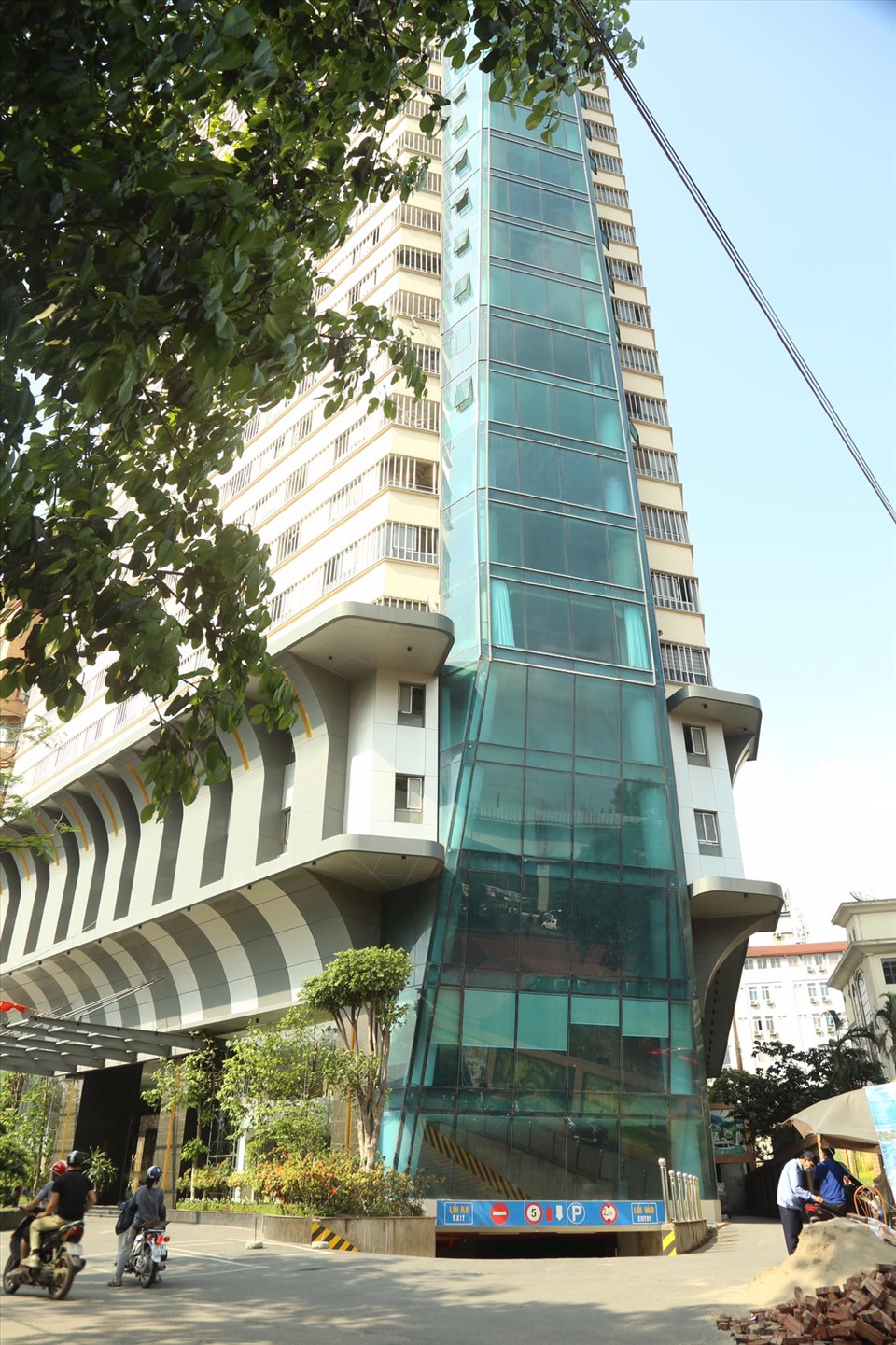 Tòa nhà hỗn hợp Tháp Doanh Nhân tại phường Mộ Lao (Hà Đông) nằm trong danh sách vi phạm PCCC. Ảnh Hương Ánh.