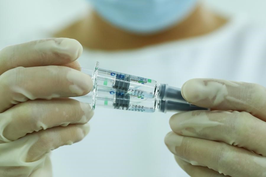 Do sai sót trong khâu chuẩn bị vaccine trước khi tiêm, 5 người đã bị tiêm nhầm nước muối sinh lý thay vì vaccine ngừa COVID-19 trong đợt tiêm chủng ở thành phố Urasoe, tỉnh Okinawa. Ảnh: Xinhua