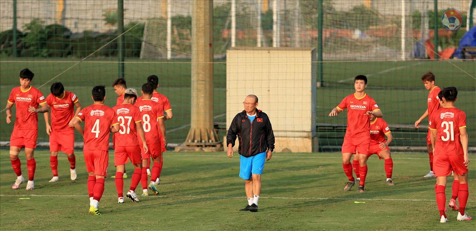 Huấn luyện viên Park Hang-seo sẽ chọn ra 28 cầu thủ lên đường sang UAE. Ảnh: VFF