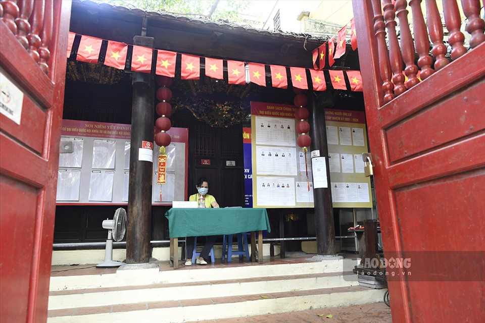 Theo ghi nhận của Lao Động, tại khu vực phố cổ, nhiều danh thắng, di tích được chọn trở thành địa điểm để người dân tới bỏ phiếu. Trong ảnh là điểm bầu cử khu vực đình Cổ Vũ (phường Hàng Gai, quận Hoàn Kiếm, Hà Nội).