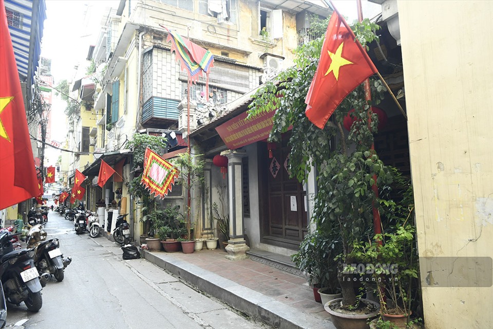 Hướng tới cuộc bầu cử Quốc hội và Hội đồng Nhân dân các cấp, phố phường Hà Nội được trang trí rực rỡ với sắc đỏ của cờ hoa.