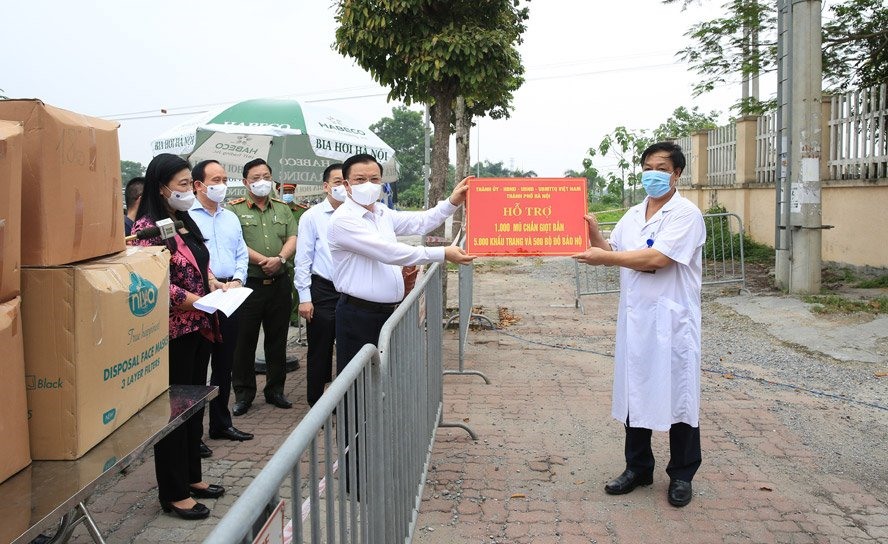 Bí thư Hà Nội trao hỗ trợ tại Bệnh viện Bệnh Nhiệt đới Trung ương cơ sở Đông Anh, Hà Nội.