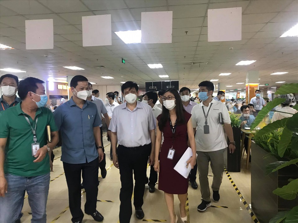 Bộ trưởng Bộ Y tế kiểm tra công tác phòng chống dịch tại khu vực nhà ăn công ty Goertek, KCN Quế Võ (Bắc Ninh). Ảnh: Thuỳ Linh